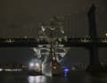 Der Schlepper, der beim Ablegen geholfen hatte, assistiert hier der auf Grund gelaufenen "Cuauhtémoc" vor der Manhattan Bridge.