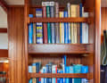 La lettura è uno dei passatempi preferiti a bordo durante la navigazione estiva.