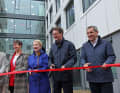Inaugurazione della nuova scuola sportiva (da sinistra): Andreas Bluhm, presidente della Federazione sportiva statale del Meclemburgo-Pomerania Anteriore, Eva-Maria Kröger, sindaco di Rostock, Manuela Schwesig, ministro presidente del Meclemburgo-Pomerania Anteriore, Hendrik Wüst, ministro presidente della Renania Settentrionale-Vestfalia, e Michael Mronz, membro del CIO e della Confederazione tedesca degli sport olimpici.