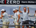 L'armatore e timoniere di "Platoon" Harm Müller-Spreer urla la sua gioia per aver vinto il suo terzo titolo mondiale dopo quelli del 2017 e del 2019
