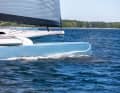 Die Wavepiercer-Schwimmer haben mehr Auftrieb als der Hauptrumpf. Ab 14 Knoten Speed steigt eine feine Gischt Fontäne auf.