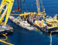 Le navire-grue « Hebo Lift 10 » a remonté lentement et régulièrement le « Bayesian » depuis une profondeur de 50 mètres. | DANILO ARNONELG