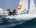 Les Espagnols Jordi Xammar et Nora Brugman, co-favoris, sont en tête de la finale du championnat du monde mixte de 470.