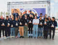 Simon Diesch et Anna Markfort, quatrièmes aux championnats du monde, rayonnent au centre de la photo devant le podium des championnats du monde.
