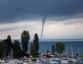Eine Wasserhose zieht am Dienstag (29.7.25) über den Bodensee. Sie war nach Angaben des Deutschen Wetterdienstes etwa eine Stunde zu sehen.