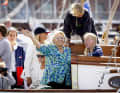 Royal spectators: Princess Beatrix, Princess Mabel, Countess Luana, Countess Zaria, Prince Constantijn, Princess Laurentien, Countess Eloise, Count Claus and Princess Carolina sailed on the "Groene Draeck" on the second day of Sail Amsterdam. Photo: picture alliance/Dutch Photo Press/Patrick van Katwijk