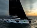 Sur la version Sport, un génois à chevauchement, doté de points d'amure sur la superstructure de la cabine, remplace le foc auto-vireur standard.
