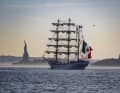 Image à caractère symbolique : le "Cuauhtémoc" passe par Staten Island et la Statue de la Liberté.