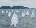 Cette photo de la flotte des 470 rappelle la régate olympique de 2021 dans le plan d'eau d'Enoshima, au Japon. À l'époque, les navigateurs nationaux avaient remporté trois médailles en trois heures et demie. Aujourd’hui, c’est dans ce même plan d’eau que se disputent les médailles des Championnats du monde dans la catégorie olympique 470 mixte.