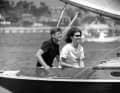 Le sénateur John F. Kennedy et Jacqueline Kennedy à bord du yacht familial « Marlin » avant une sortie en mer dans le détroit de Nantucket, près de Hyannis Port, dans le Massachusetts, le 19 juillet 1960. | picture alliance / ASSOCIATED PRESS