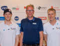 Insieme alla conferenza stampa pre-evento per la 130a Kieler Woche: il responsabile dello sport Dirk Ramhorst (al centro) con l'allenatore dell'Ilca 7 Alex Schlonski (a destra) e il timoniere dell'Ilca 7 Nik Willim