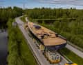 Holz zu Holz. „Zemi“ durchquert den finnischen Birkenwald auf der zweistündigen Fahrt zum Baltic-Kai in Jakobstad. Teak liegt auf Deck, Aufbau, Süll und dem gesamten Cockpit