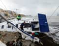 Birżebbuġa, Malte : des ouvriers préparent un yacht après qu'il a été rejeté sur le rivage et gravement endommagé par la tempête Harry.