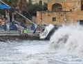Birżebbuġa, Malte : des ouvriers préparent un yacht après qu'il a été rejeté sur le rivage et gravement endommagé par la tempête Harry.