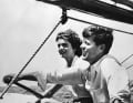 John F. Kennedy bei einer Bootsfahrt mit Frau Jacqueline bei Cape Cod. | Amerika Haus