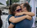 Amélie Grassi umarmt ihren Ehemann Alan Roberts. Die "Crédit Mutuel"-Co-Skipperin von Ian Lipinski hatte vor dem Globe40 das Ocean Race Europe mit Paul Meilhat auf "Biotherm" gewonnen. Alan Roberts war im Team um Rosalin Kuiper auf "Holcim-PRB" im Einsatz.