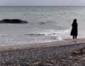 La vétérinaire Anne Herrschaft fait ses adieux à Timmy, la baleine à bosse morte, sur la plage d'Anholt.