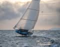 Der Mini 6.50 hebt sich dank seiner sehr großen Foils bereits ab 8 Knoten Wind aus dem Wasser. Bei 6 Knoten Wind produzieren sie genug Lift, um die benetzte Fläche des Rumpfes stark zu reduzieren 