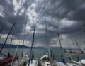 Regenwolken türmen sich über im Hafen liegenden Segelbooten am Bodensee. | Karl-Josef Hildenbrand