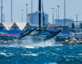 Unfreiwillige Flugschau der Neueinsteiger vom Team Artemis Racing im Training für den Saisonauftakt.