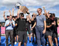 Die Crew der "Arca SGR" freut sich über ihren ersten Platz. Furio Benussi und sein Team konnten die Barcolana in Triest zum vierten Mal in Folge gewinnen.
