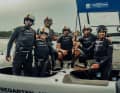 Ecco Anna Barth (seconda da sinistra, accanto a Erik Kosegarten-Heil) con il team tedesco della SailGP a Sydney.