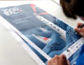 ... et signe l'affiche de la 1000e course.