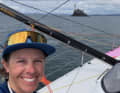 "11th Hour Racing"-Skipperin Francescap Clapcich bei ihrem ersten Imoca-Solo vor dem legendären Fastnet-Felsen.