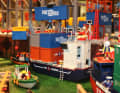 Nel porto asiatico dei container, le navi mercantili si trovano accanto a un mercato tradizionale. Un'idea nata spontaneamente solo sul posto.