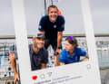 Sam Goodchild, Corentin Horeau und Frankie Clapcich beim Spaßfoto im Race Viallage.