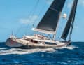 72. Red Dragon: „Red Dragon“ ist regelmäßig zu Gast bei großen Regatten, am Ruder steht Geschäftsmann und Eigner Christian Gnotke. Dieses Frühjahr segelte er wieder bei der St. Barths Bucket in der Karibik und erhielt den Preis als bester Owner Driver. Die Geschichte der Yacht begann 2007, damals hatte der belgische Baron und Kunstsammler Guy Ullens die gut zehn Meter breite Slup von Alloy Yachts in Empfang genommen – mit Außenlinien von Ed Dubois und einem Interieur von Wilmotte & Associés, ein eher wenig bekannter Name in der Superyachtbranche. Nach dem Verkauf im Jahr 2015 gab es keine Namensänderung. Die Gäste schätzen an Bord vor allem die geschützte Flybridge und die Schwimmplattform. Wer den Roten Drachen chartern möchte, zahlt ab 210 000 Euro für eine Woche.