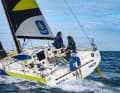 I vincitori della categoria a due, Hugo Dhallene e Chloé Le Bars, a bordo del Figaro Bénéteau 3 “Skipper Macif 2026”.