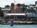 Les spectateurs se sont rassemblés au Royal Yacht Squadron de Cowes pour le départ de la course.