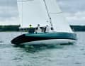 Ce bateau de 9,5 mètres de long est assez étroit, avec une largeur de 2,75 mètres, et se transporte facilement sur une remorque.