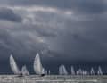 Una parete di nuvole scure alle spalle della grande flotta di Star. Immagini dai Campionati Europei di Medemblik.