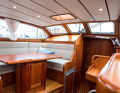 Nordship 380 DS : sur ce bateau danois, la dînette et la navigation sont littéralement intégrées dans la structure haute de la cabine.