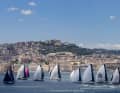 La regata di 150 miglia nautiche ha segnato l'inizio del Maxi-EM. La flotta ha tagliato in fretta il traguardo ai piedi di Napoli.
