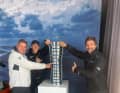 Michael Illbruck dà un'occhiata al trofeo della Ocean Race con Boris Herrmann e Will Harris