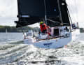 Cette année, le Beneteau First 38 SE « The Beast » n'a pas été barré par son propriétaire, Jan Hansen, mais par celui qui l'a conçu : le Français Sam Manuard. Pour lui, qui a également dessiné le First 27 SE, cette régate a sans doute été une sorte de réunion d'anciens élèves.