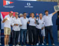 Das Tuiga-Team bei der Preisverleihung für die klassischen Yachten im Siegerglück. Boris Herrmann zeigt den Silberpreis.