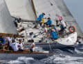 C'est typique des Voiles de Saint-Tropez : on y voit régulièrement se côtoyer des yachts de différentes générations.