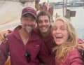 2023 segelten sie auf "Malizia 3" gemeinsam um die Welt. Das Selfie vom Wiedersehen auf "Tuiga" machte Rosalin Kuiper. "Fly Captain" und Fotograf Antoine Auriol und Boris Herrmann lachen dazu herzlich.