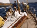 Spettatori all’America’s Cup: il presidente degli Stati Uniti John F. Kennedy e la first lady Jacqueline Kennedy (seconda da destra) assistono, nel settembre 1962 a Newport (Rhode Island), all’inizio di questa regata storica.