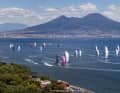 Départ de la Regata dei Tre Golfi le vendredi avec le Vésuve en arrière-plan.