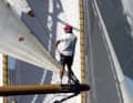 Der Bugmann eines Segelschiffs in Aktion bei der Regatta Les Voiles de Saint-Tropez vor der Küste von Saint-Tropez.