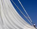 Der Bugmann eines Segelschiffs in Aktion bei der Regatta Les Voiles de Saint-Tropez vor der Küste von Saint-Tropez.