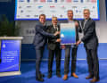 Volti raggianti al raduno di Kiel sul palco del Sailing Center del boot Düsseldorf dopo che Wolfram N. Diener (a destra), CEO di Messe Düsseldorf, e il project manager del boot Petros Michelidakis (al centro a sinistra) hanno ricevuto il poster ufficiale della Settimana di Kiel 2024 dal sindaco di Kiel Ulf Kämpfer (a sinistra) e da Dirk Ramhorst (al centro a destra), responsabile dell'organizzazione delle regate della Settimana di Kiel.