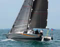 Ace 30 : un design scow-bow français excitant et extrêmement puissant, conçu non seulement pour la régate mais aussi pour la croisière rapide. Données techniques : Longueur de coque 9,20 m, largeur 3,40 m, tirant d'eau 1,90 m, poids 2,7 t, surface de voile 54 m², STZ 5,3 ; archinavale.carbonmade.com