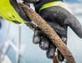 Handschuhe schützen die Hände vor Verletzungen an Muringleinen