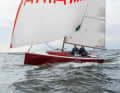 Aira 22: Das kleine und vielseitige Modell aus Holland gibt es in verschiedenen Varianten als Clubsailer, Daysailer oder als Sportboot. Eine günstige Wahl mit vielen Talenten und starken Segeleigenschaften. Rumpflänge 6,50 m; Breite 2,20 m; Gewicht 750 kg; ab 17.900 Euro